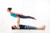 verschil-acro-aerial-yoga-twee-mensen-doen-acro-yoga-oefening.jpg