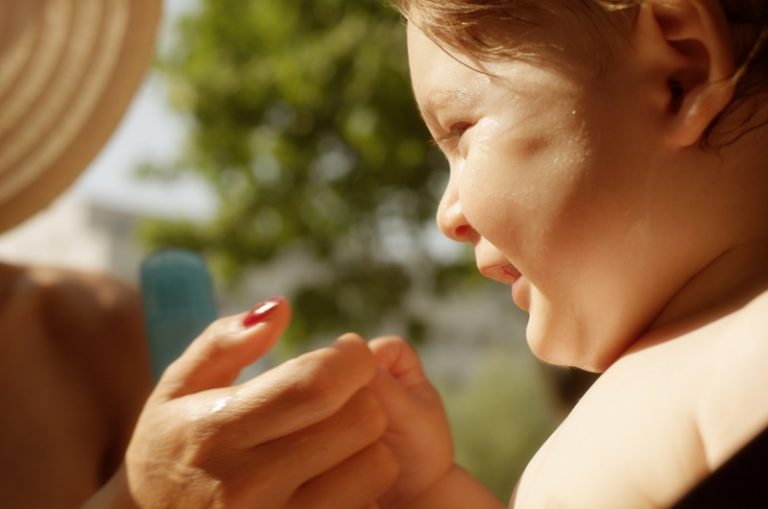 Ouders moeten hun kinderen beter beschermen tegen de zon